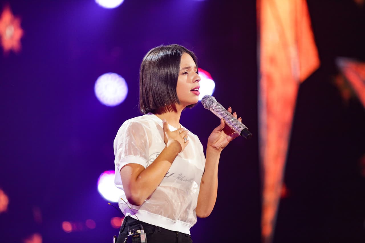 Este martes, Ángela Aguilar participó en los ensayos de Premios Juventud. Muy disciplinada, escuchó todas las indicaciones previas al ensayo de sus números musicales.