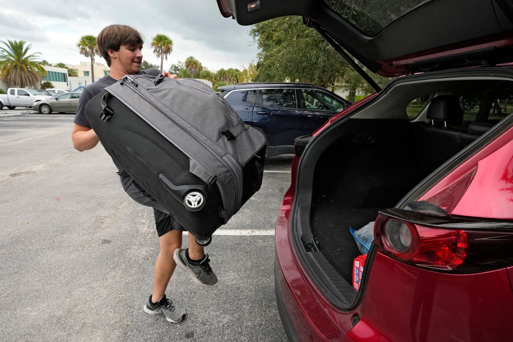 Expertos recomiendan quedarse en sus hogares a partir de las 3:00 p.m., aún tienes tiempo de comprar víveres y kits de emergencia antes de que inicien los estragos ocasionados por el huracán Idalia.
<br>
<br>
<h2 class="cms-H2-H2" style="box-sizing: border-box; margin-top: 0px; margin-bottom: 8px; font-family: Monserrat, sans-serif; font-weight: 700; font-size: 1.5rem; line-height: 1.8125rem;">Recursos de utilidad en esta temporada de huracanes</h2>
<br>📌 
<a href="https://www.univision.com/local/tampa-wvea/temporada-de-huracanes-lo-que-debes-llevar-en-tu-kit-de-emergencia-video" target="_blank">Temporada de huracanes: lo que debes llevar en tu kit de emergencia</a>
<br>📌 
<a href="https://www.univision.com/local/tampa-wvea/temporada-de-huracanes-tampa-como-saber-si-mi-casa-esta-localizada-en-una-zona-de-inundacion-video" target="_blank">¿Cómo saber si mi casa está localizada en una zona de inundación?</a>
<br>📌 
<a href="https://www.univision.com/local/tampa-wvea/que-hacer-para-sobrevivir-a-la-temporada-de-huracanes-las-autoridades-de-pinellas-nos-responden-video" target="_blank">Recomendaciones de las autoridades de Pinellas en esta temporada de huracanes</a>
<br>📌 
<a href="https://www.univision.com/local/tampa-wvea/casas-moviles-son-mas-propensas-a-danos-durante-temporada-de-huracanes-video" target="_blank">Recomendaciones para casas móviles</a>