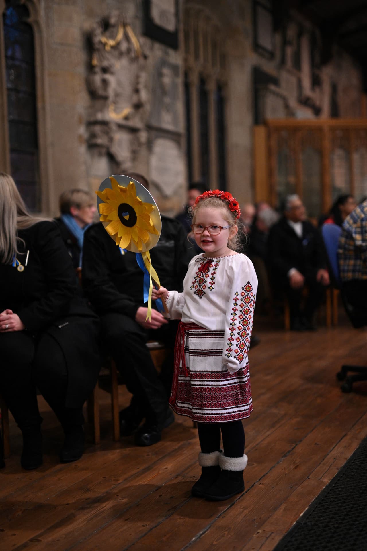 Una niña lleva un enorme girasol en una vigilia por la paz en la Catedral de Bradford, Reino Unido, el 2 de marzo. 
<br>
<br>
<b>El girasol es de suma importancia para la economía de Ucrania. </b>Los suelos fértiles en buena parte del país ayudaron a un gran desarrollo de la agricultura. La producción de cereales y patatas es de las mayores de Europa y 
<b>Ucrania es uno de los mayores productores mundiales de aceite de girasol. Las semillas de girasol son su principal cultivo oleaginoso.</b>