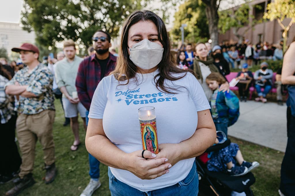 Otra de las participantes en la vigilia, en 
<b><a href="https://www.univision.com/local/los-angeles-kmex/al-punto-california/nunca-se-olvido-de-donde-vino-asi-recuerda-a-gloria-molina-el-exalcalde-de-los-angeles-antonio-villaraigosa-video" target="_blank">el parque bautizado en tributo a la activista mexicana Gloria Molina</a></b>, llegó con su veladora de la
<b> Virgen de Guadalupe</b> al tiempo que en su playera llevaba el mensaje a favor de 
<b>los vendedores ambulantes</b>.