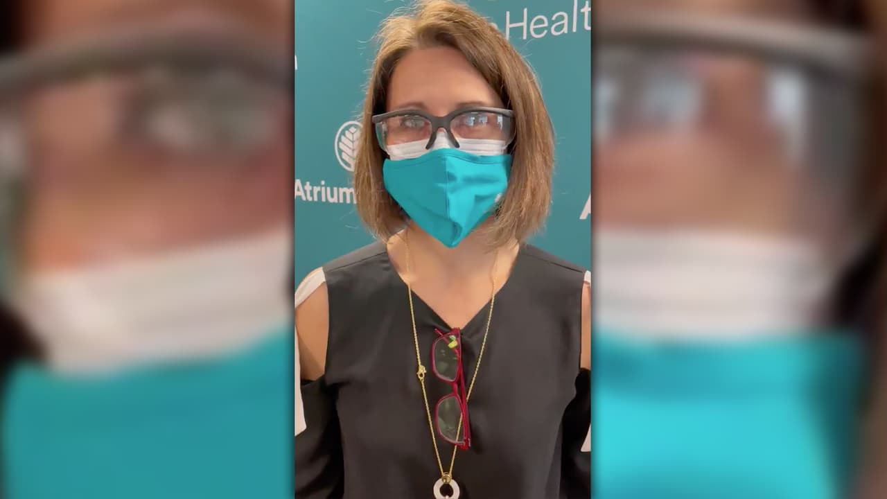 Doctora de Charlotte es la primera persona vacunada contra el coronavirus en Carolina del Norte