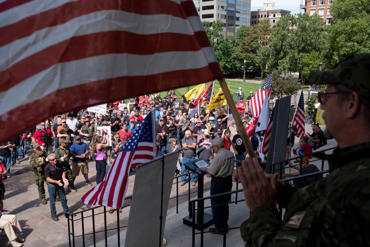 Dueños de armas protestaron frente a la gobernación de Columbus, Ohio, este sábado. El gobernador del estado, Mike DeWine, junto a otros políticos nacionales proponen la ley de 'Red Flag' (bandera roja) que permitiría despojar de su armamento a las personas que consideren que pueden hacerse daño a sí mismo o a otros. Esto en vista de la creciente cifra de tiroteos masivos y eventos cuyo número de víctimas pudieron evitarse o reducirse. 
<b><a href="https://www.univision.com/noticias/tiroteos/te-contamos-algunas-verdades-y-mentiras-sobre-los-tiroteos-masivos-en-estados-unidos">Te contamos algunas verdades y mentiras sobre tiroteos masivos en EEUU. </a></b>