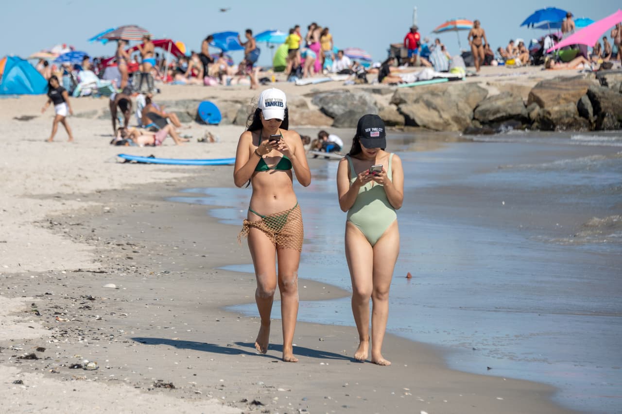 <b>Rockaway Beach- Queens</b>
<br>Es perfecta en verano para nadar y tomar el sol. Algunos visitantes practican deportes como el volleyball y andar en patineta. Los vendedores venden pizza, arepas y hielo italiano durante el verano, y los bares tienen patios llenos de vida. 
<br>