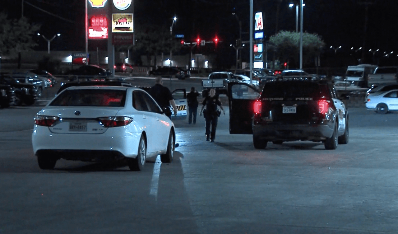 Dos amigas van a una fiesta nocturna y una de ellas recibe dos disparos 