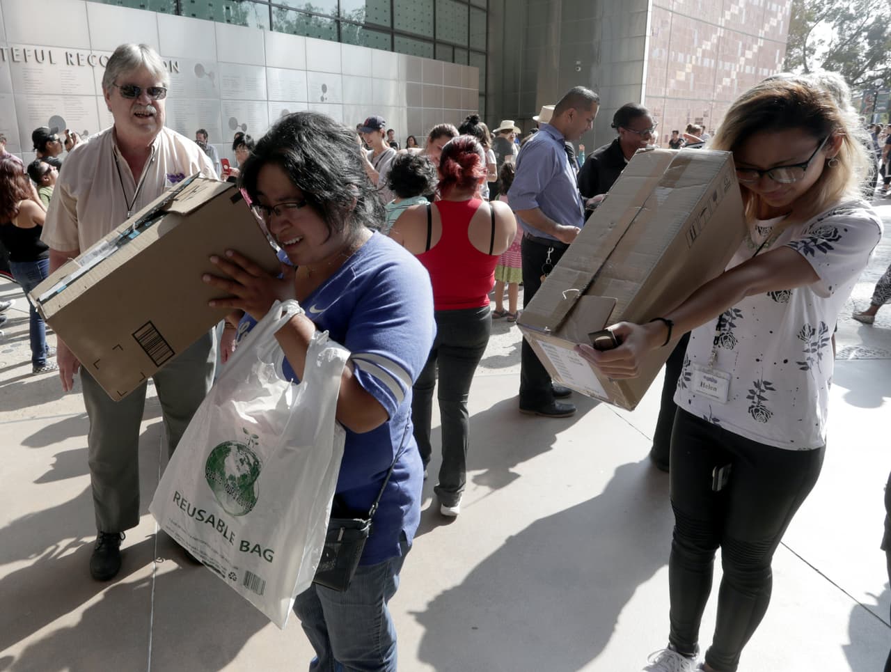 Muchas personas observaron el eclipse solar parcial desde 'cajas para ver eclipses' que construyeron ellos mismos.