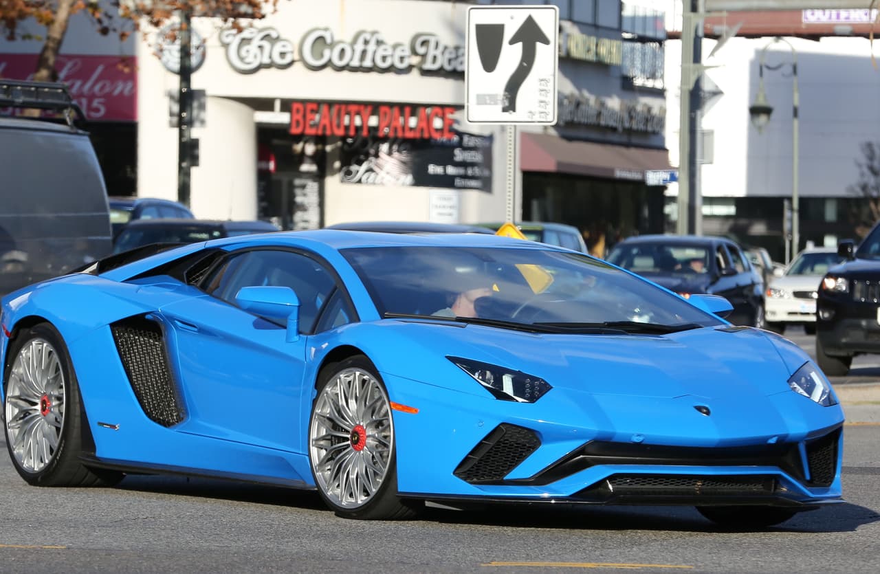 El vehículo italiano, que escogió en azul, está valorado en más de 250,000 dólares y podría ser el más reciente en la colección de autos de Justin Bieber.