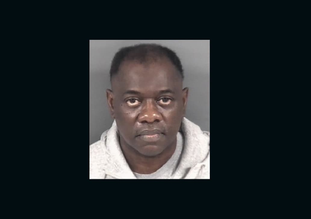 Acusan a entrenador de baloncesto de delitos sexuales en Fayetteville, trabajaba en la escuela secundaria Terry Sanford