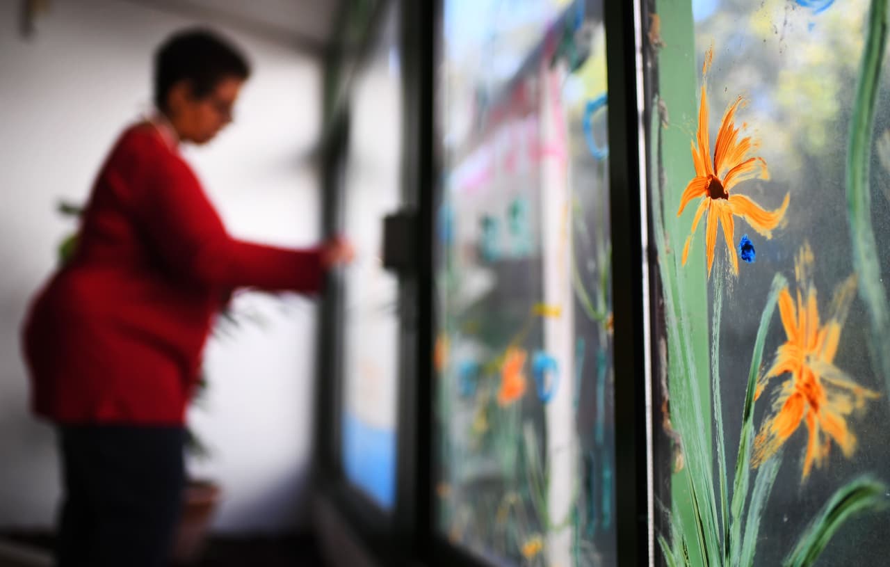 Lou Cigalou es un establecimiento ubicado en los Alpes de Alta Provenza, Francia, que acoge a adultos mayores con 
<a href="https://medlineplus.gov/spanish/ency/article/001523.htm">discapacidad intelectual</a>. Este modelo, que aún es poco común en el país, 
<b>está dando buenos resultados</b>.