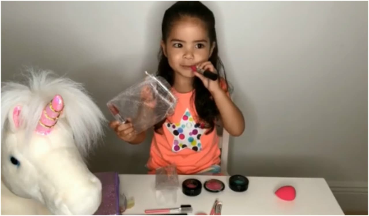 Aunque solo se maquilla de juego, nos queda claro de quien tiene esa técnica para ponerse el labial.