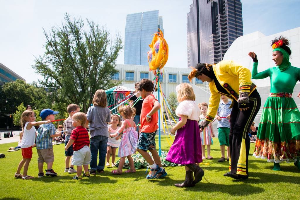 <b>Evento</b>: Toddler Takeover
<br>
<b>Fechas</b>: 16 y 17 de marzo
<br>
<b>Lugar</b>: The Woodruff Arts Center. 1280 Peachtree St. NE, Atlanta. GA
<br>
<b>Sitio web</b>: 
<a href="https://www.woodruffcenter.org/">https://www.woodruffcenter.org/</a> 
<br>
<br>Los niños disfrutarán de actuaciones en el Teatro para Muy Jóvenes Kathy & Ken Bernhardt, harán ejercicios de creación artística en el High Museum of Art y disfrutarán de actividades con los músicos de la Orquesta Sinfónica de Atlanta.