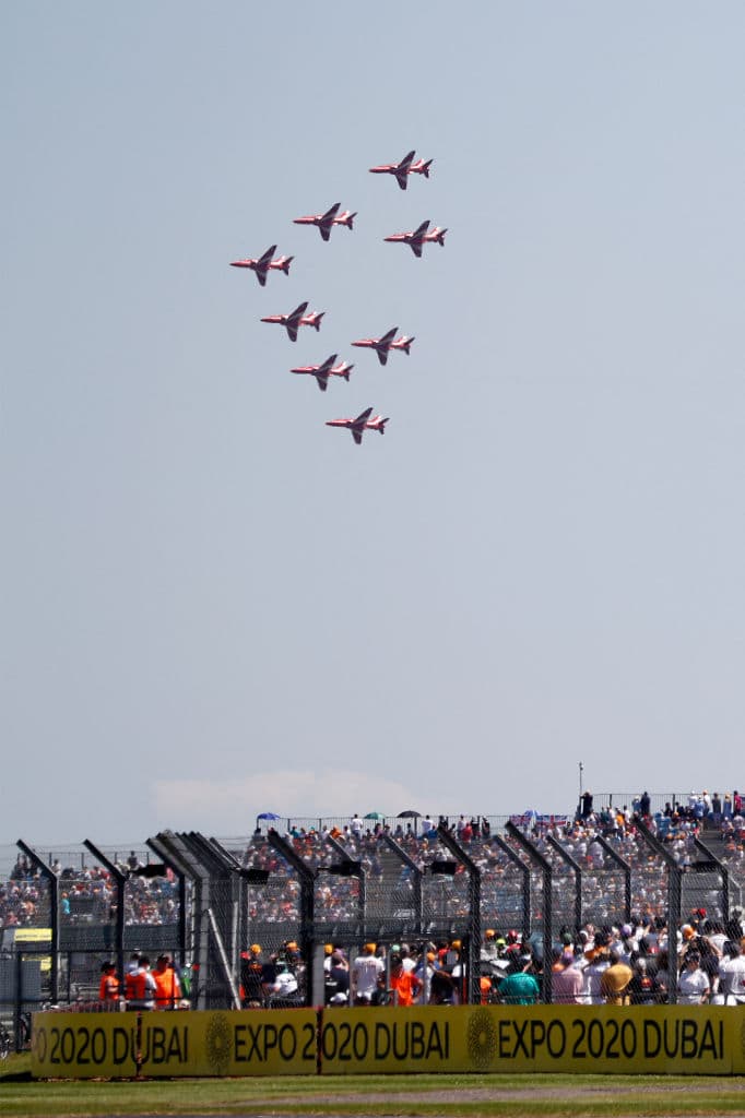 Termina el Grand Prix de Gran Bretaña con un mal sabor de boca. Lewis Hamilton se lleva el podio en casa a pesar de haberle chocado la monoplaza a Max Verstappen de Red Bull y dejarlo fuera de la contienda. Charles Leclerc logra su primer podio en segunda posición y Valtteri Bottas se queda con la tercera plaza. El piloto mexicano Sergio Pérez le roba un punto a Hamilton pero queda en 16.