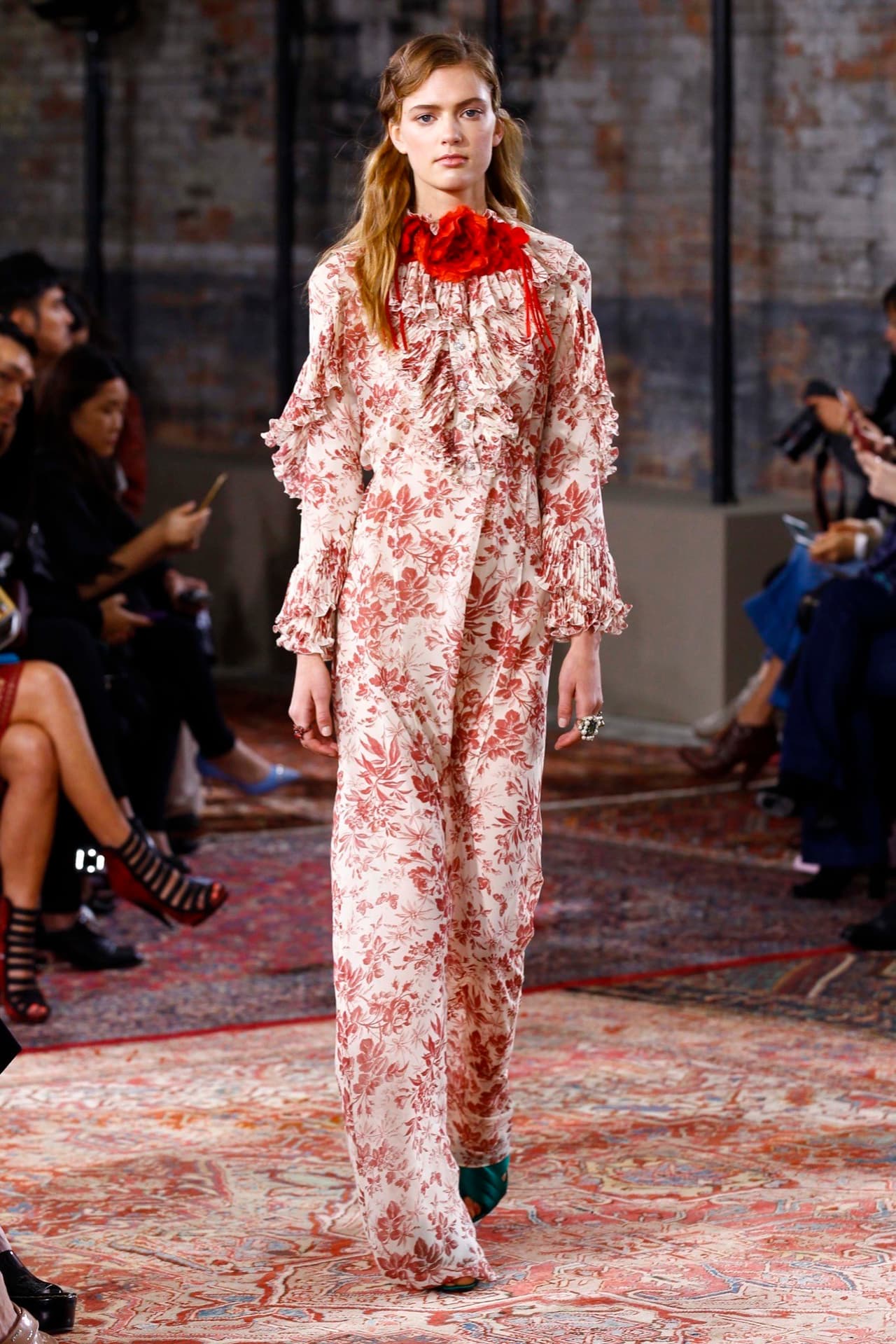 Prints y aires retro protagonizan la colección crucero de Gucci