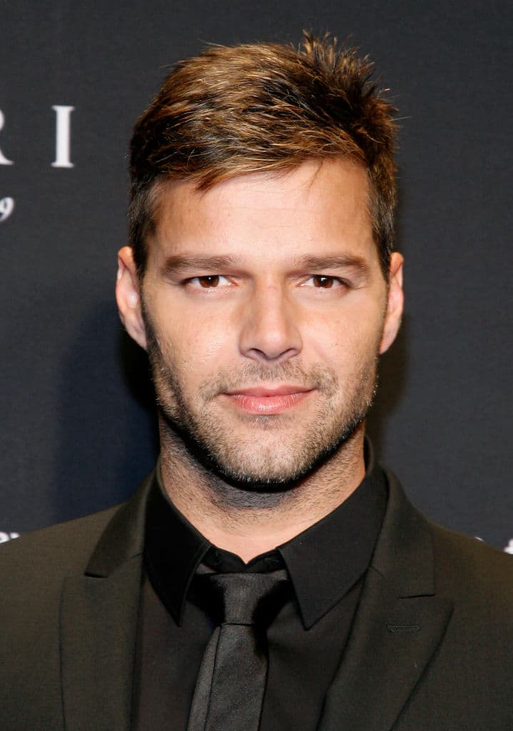 <b>Ricky Martin </b>
<br>
<a href="https://www.univision.com/radio/raul-brindis/ricky-martin-asegura-tener-dermatitis-mientras-muchos-hablan-de-que-se-hizo-otra-cirugia-video">El cantante</a> nació en San Juan, Puerto Rico, en 1971. Recibió el nombre de Enrique Martín Morales, pero es mundialmente conocido como Ricky Martin.