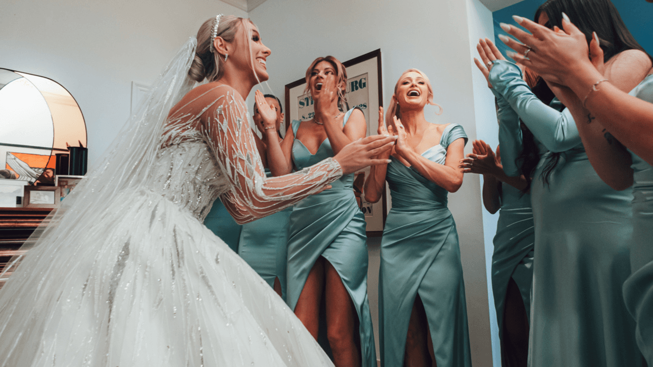 Por su parte, Lele Pons tuvo como bridesmaids, entre otras famosas, a Anitta, Paris Hilton, Kimberly Loaiza, Isadora Figueroa (prima de Lele) y AdrianaVivas
<br>