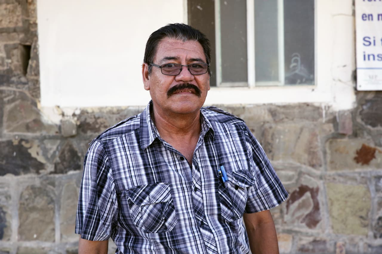 <b>Marcelo Aranda Rioja, Ojinaga (Chihuahua). </b> Marcelo Aranda coordina el programa de educación para adultos de Chihuahua que recibe a los deportados para ofrecerles educación. “Una persona se encarga de registrarlos, anotarlos y entregarles una libretita con un lapicero”, cuenta este profesor con 50 años de experiencia. Pero en los últimos tiempos, asegura, “no ha habido mucha demanda de educación entre los deportados” y teme que el programa se acabe.