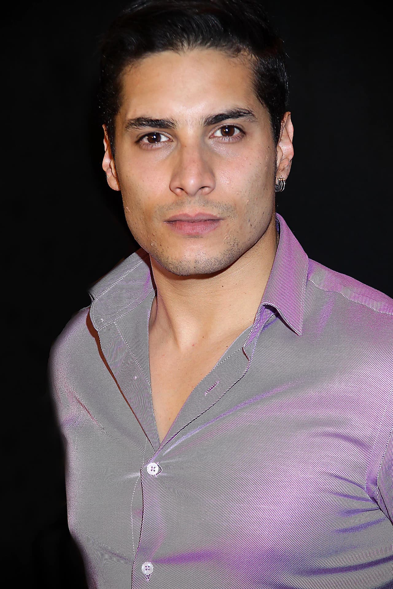 <b>Álex Perea </b>regresa a la pantalla de televisión en su papel de Manu, el valiente hacker que lucha por acabar con las injusticias de su comunidad en 
<b><a href="https://www.univision.com/shows/sin-miedo-a-la-verdad/" target="_blank">Sin Miedo a la Verdad.</a></b>