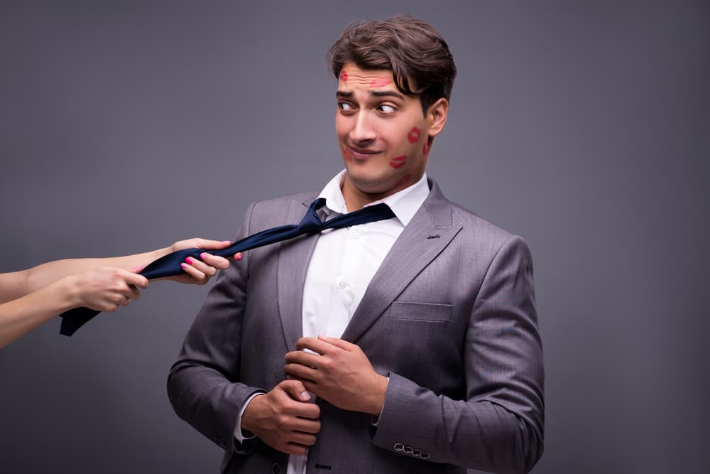 Muchas veces, lamentablemente, esta actitud conduce a la infidelidad pues aunque existe el amor, el cariño, el deseo de estar junto a esa persona unida por un sentimiento fuerte, hay frustración a la hora del sexo cuando una de las parte percibe que la otra es demasiado tímida o tradicional, que no se abre a nuevas experiencias y si eso se repite entonces surge la necesidad del amante, “el otro o la otra” que le corresponden su fantasía y con quien la experiencia sexual es ciento por ciento gratificante, y no incompleta.
<br>