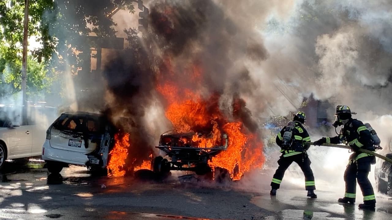 Tres vehículos son consumidos por el fuego en Sacramento