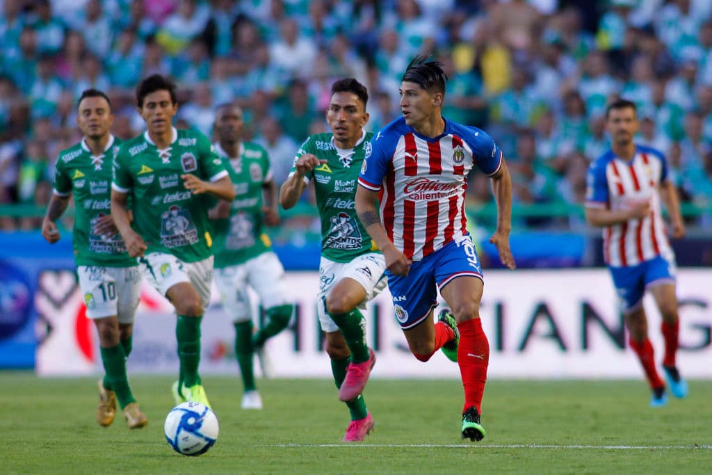 Alan Pulido cambiaría goles por puntos