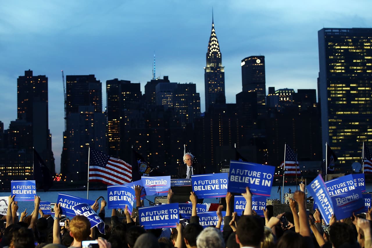 Sanders en evento de campaña en víspera de las primarias de Nueva York