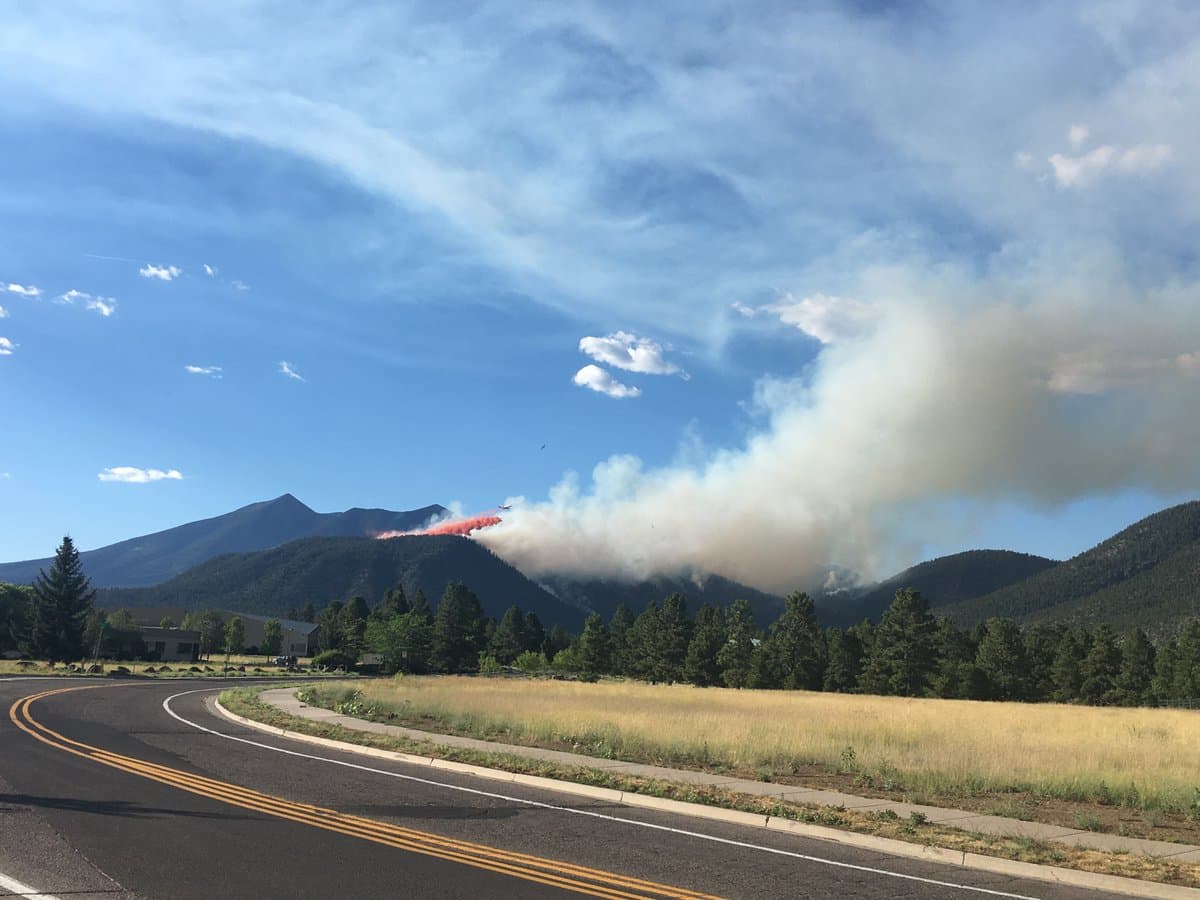 Desde el 21 de julio, las autoridades comenzaron a realizar evacuaciones preventivas en la secundaria 
<a href="https://www.univision.com/local/arizona-ktvw/coconino-emite-orden-de-evacuacion-ante-propagacion-de-incendio-en-distintas-comunidades-de-flagstaff" target="_blank">Sinagua. </a>