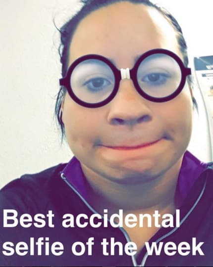 Y hasta cuando se equivoca tomándose ua selfie nos da sorpresas inolvidables.