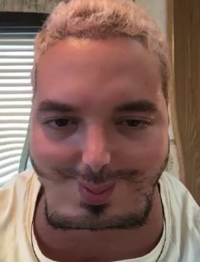 Las divertidas caras es algo que el cantante no puede evitar cuando quiere que su galanura se vea distorsionada.