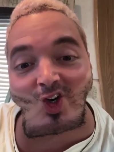 Y se atreve a mandar uno que otro besito.