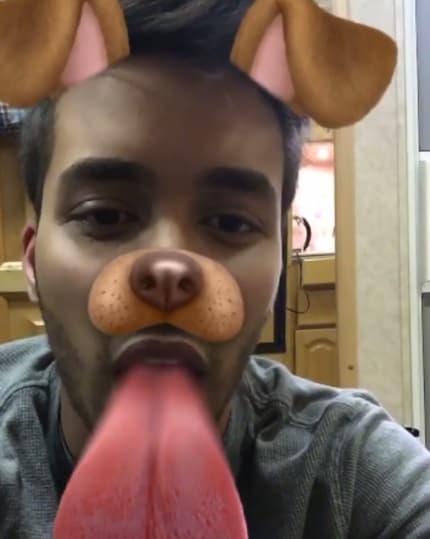 Otro adicto al Snapchat es Prince Royce. ¡Mira qué lengua!