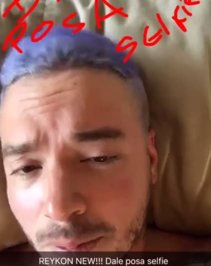 El reggaetonero vive pegado al móvil, las aplicaciones son su debilidad.