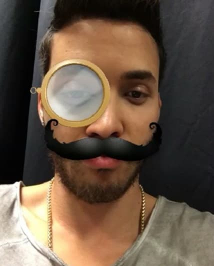 Este señor con bigote y monóculo es nada más y nada menos que Prince Royce.