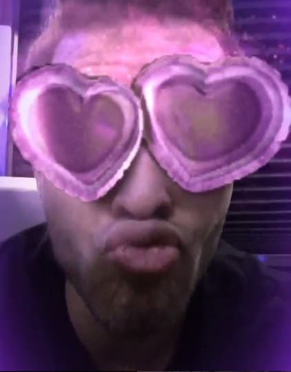 Y tan enamorado está que de los ojos le brotan dos corazones.