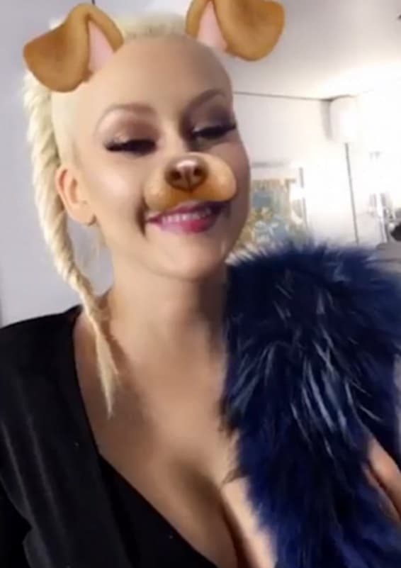 Una sonrisita nunca falta para presumir este nuevo rostro.