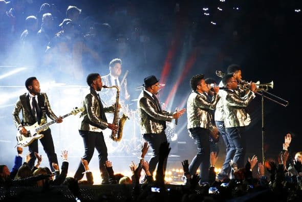 Un cuidado estilismo retro, una banda llena de energía y una particular mezcla de soul y rock sirvieron al cantante Bruno Mars para cautivar a la millonaria audiencia del Super Bowl durante el descanso de la gran cita anual del fútbol americano. Mars, de sólo 28 años y sobre quien planeaba la duda de si sería capaz de enfrentarse a un escenario de tal calibre, optó por un show directo y contundente. Tras una breve introducción a cargo de un coro de niños, un espectacular solo de batería sirvió para abrir el fuego y dar paso rápidamente al gran éxito "Locked Out of Heaven". Impecablemente vestido con una chaqueta dorada, despachó el tema junto a una banda con una amplia sección de viento que se lució en las coreografías. Sin más dilación, Mars descargó su segundo hit, "Treasure", y a continuación demostró su capacidad para fusionar el soul, el pop y el rock integrando en su espectáculo a los Red Hot Chili Peppers. La banda de Anthony Kiedis y Flea puso a saltar a todo el estadio Metlife con su clásico "Give it Away". Los rockeros californianos, a pecho descubierto como manda la tradición, solo necesitaron un par de minutos para demostrar que siguen en buena forma y ceder de nuevo el protagonismo a Mars.