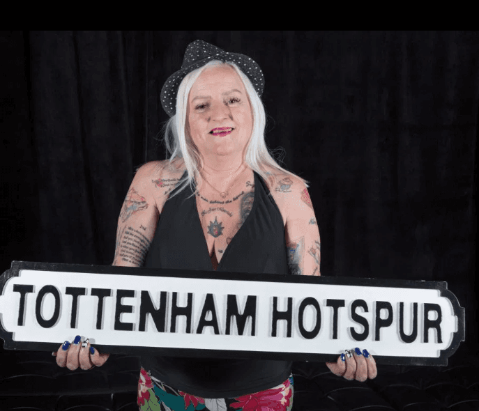 La mayor fanática de José Mourinho se luce mostrando parte de sus 38 tatuajes en honor al entrenador del Tottenham.