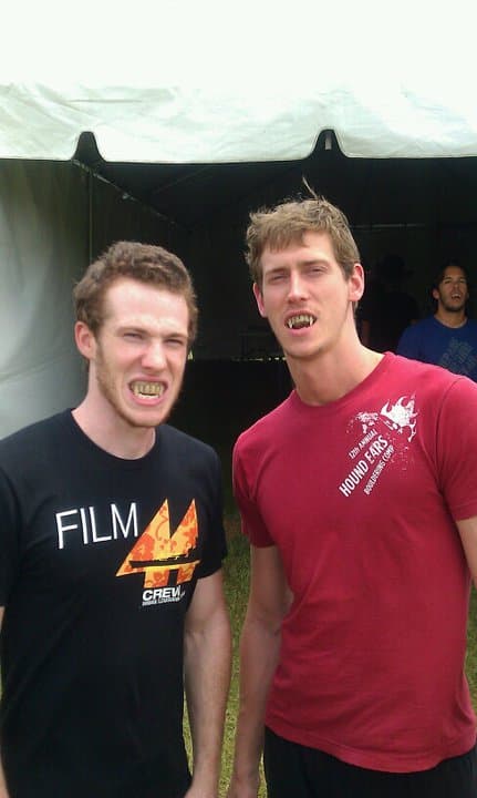 El doble de acción estaba ensayando una escena con uno de los actores. Al final de la escena, se suponía que el personaje debía caer del balcón, pero Bernecker perdió el equilibrio.