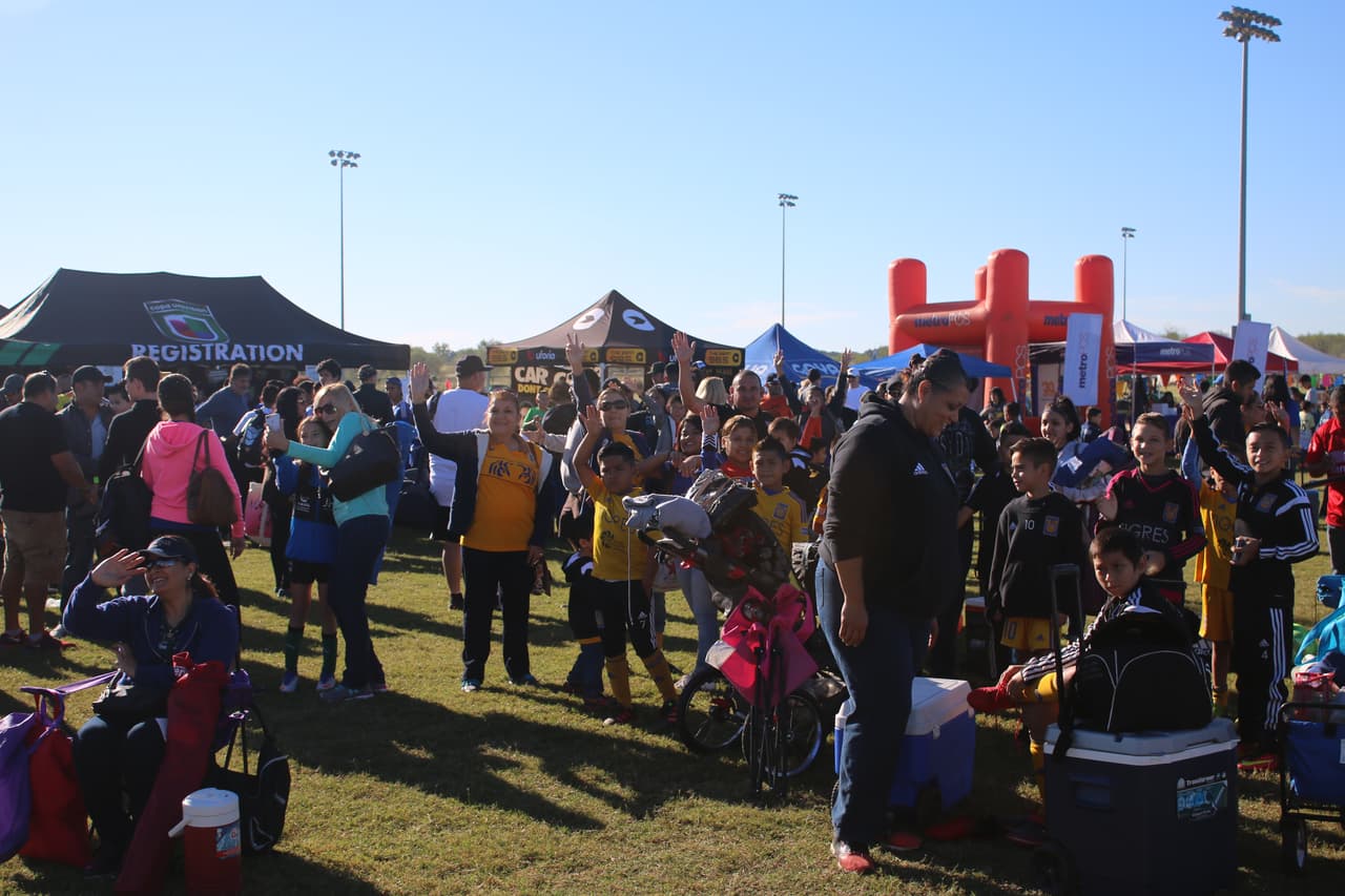 Decenas de personas disfrutaron este 22 de octubre de la más reciente edición de Copa Univision en la ciudad texana en donde practicaron su deporta favorito y convivieron con su comunidad.