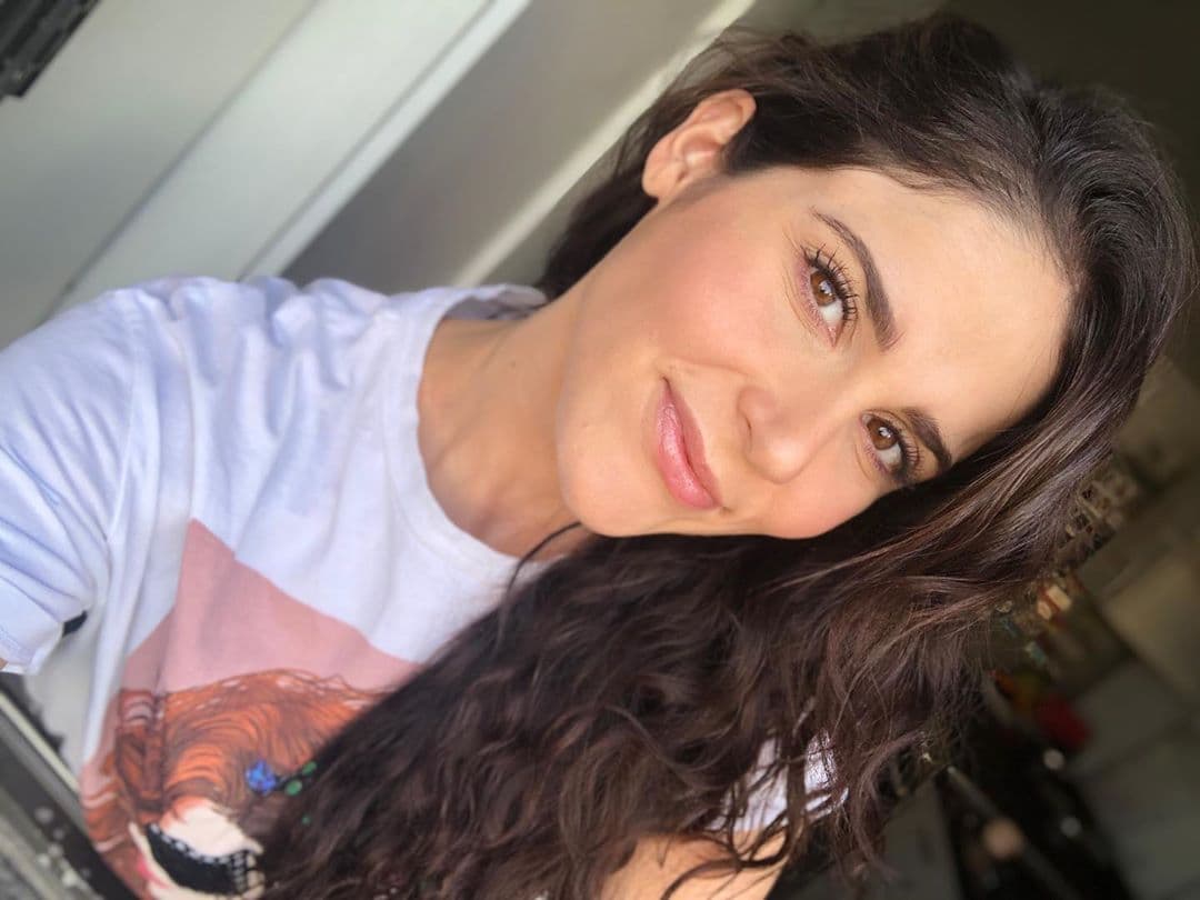 Cedeño además estudió expresión escénica en Guadalajara y cine en Los Ángeles. Por si fuera poco, la actriz también es licenciada en mercadotecnia.