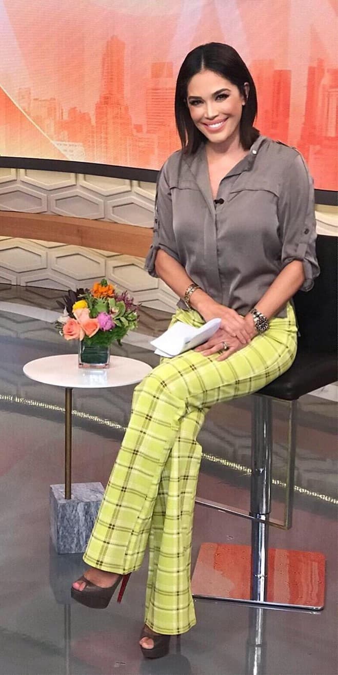 "Aunque el neón es un tono arriesgado, el verano es ideal para lucirlo, ya que contrastan muy bien con la piel bronceada", afirmó Karla sobre la tendencia de la gama de color que estuvo de moda en los ochentas.