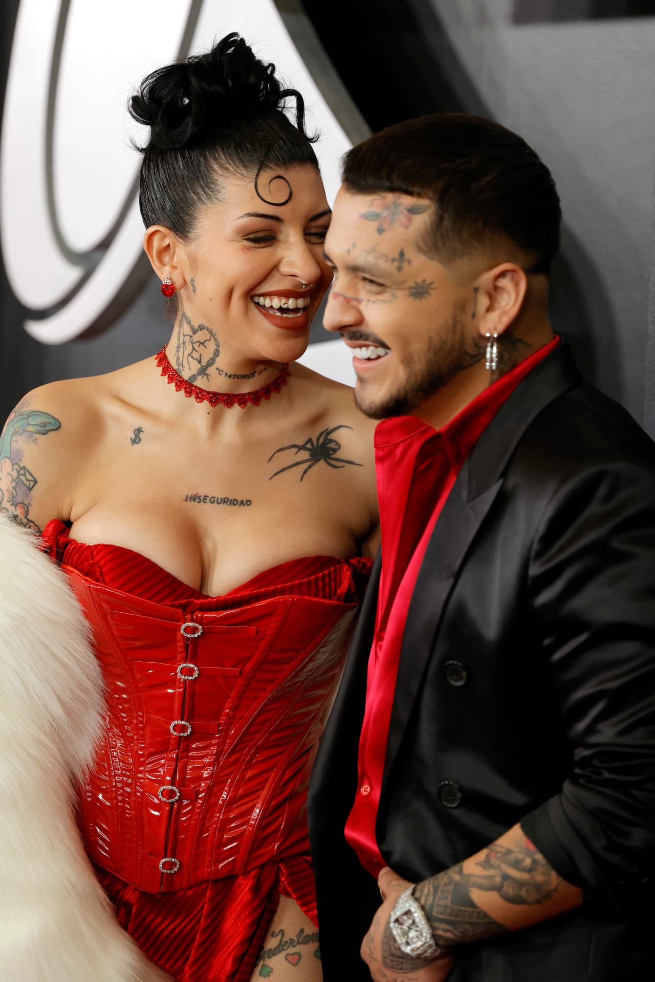 El vestido strapless permitió que sus característicos tatuajes quedaran a la vista. Como accesorios usó un collar tipo choker y unos discretos aretes, todo en el mismo tono de su vestido.