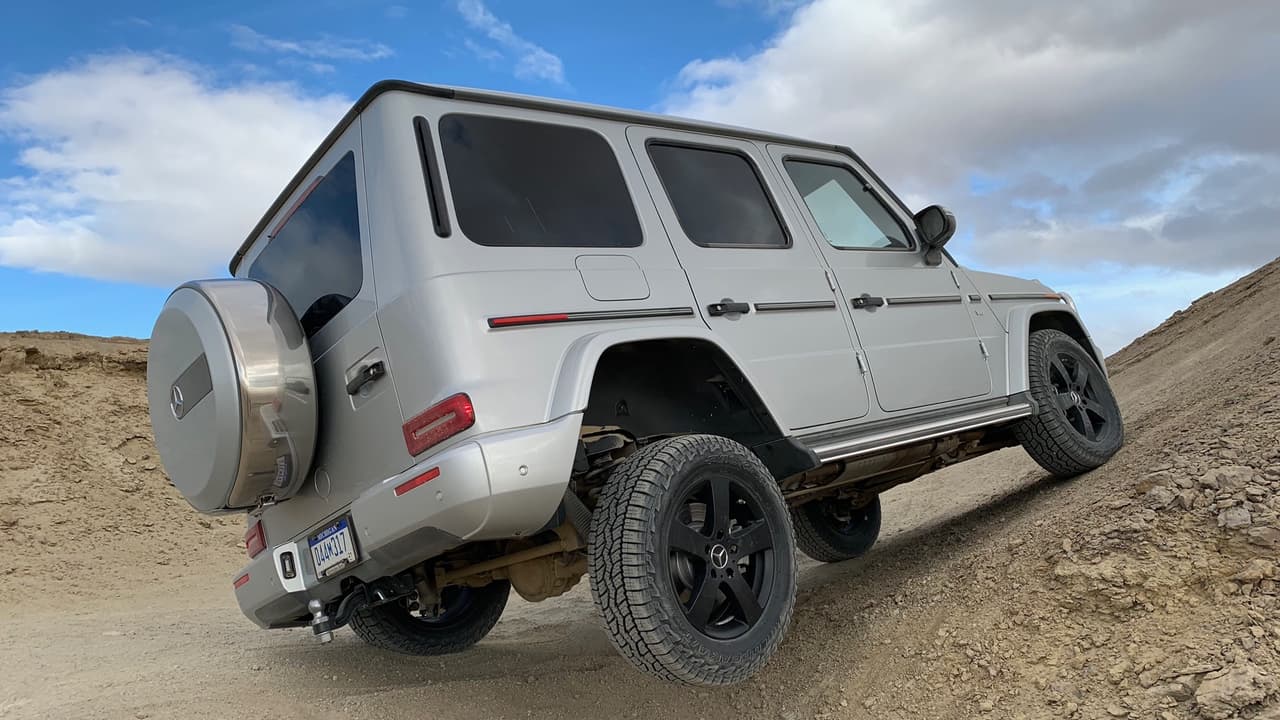 Lo primero que hicimos fue colocar la Mercedes-Benz G550 en un punto entre dos colinas en el que una de las ruedas traseras estaba totalmente en el aire, para demostrar abriendo y cerrando puertas sin problemas, la 
<b>rigidez del bastidor </b>del vehículo.