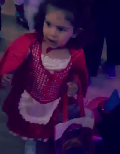 Anabella, la hija del chef Yisus, fue una linda caperucita y se fue de rumba esta noche.