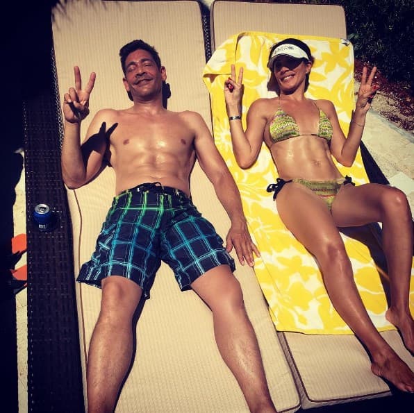 Johnny tiene una familia ejemplar y un matrimonio estable y feliz con su esposa, Sandy Meléndez.