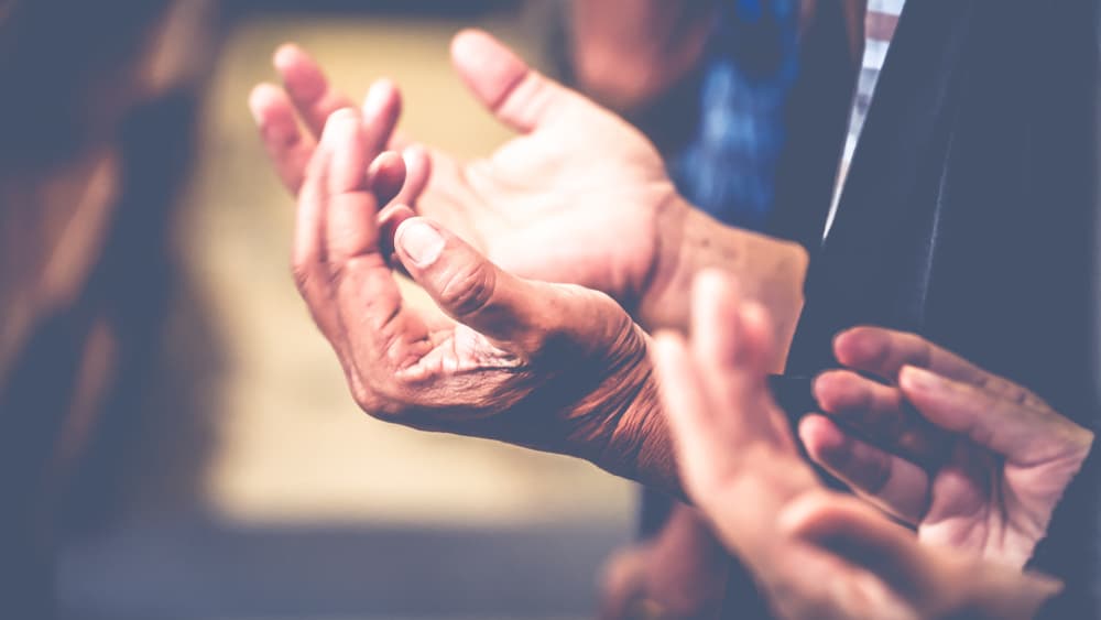 Ahora, es necesario hablar de una 'trampa' que está ocurriendo en estos tiempos modernos con las cadenas de oración: aquella que mandamos o recibimos por redes sociales, como Facebook, Twitter, Instagram, Whatsapp, correo electrónico, mensajes de texto, etcétera.