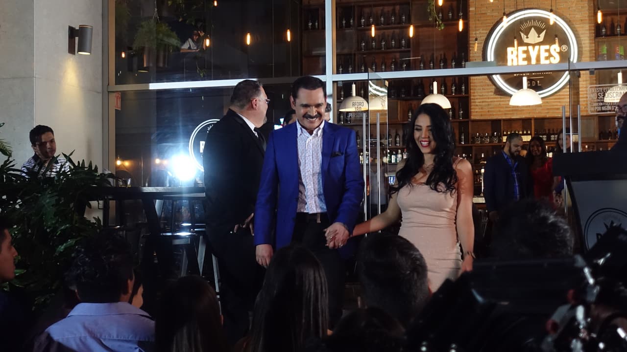 "Las parrandas son mi adoración, mi trabajo es mi forma de vida, soy alegre y de buen corazón, tengo amigos de abajo y de arriba, pero mi más grande
<i><b> </b></i>bendición, siempre ha sido y será mi familia", dice parte de la letra del tema 'Parrandeando'.