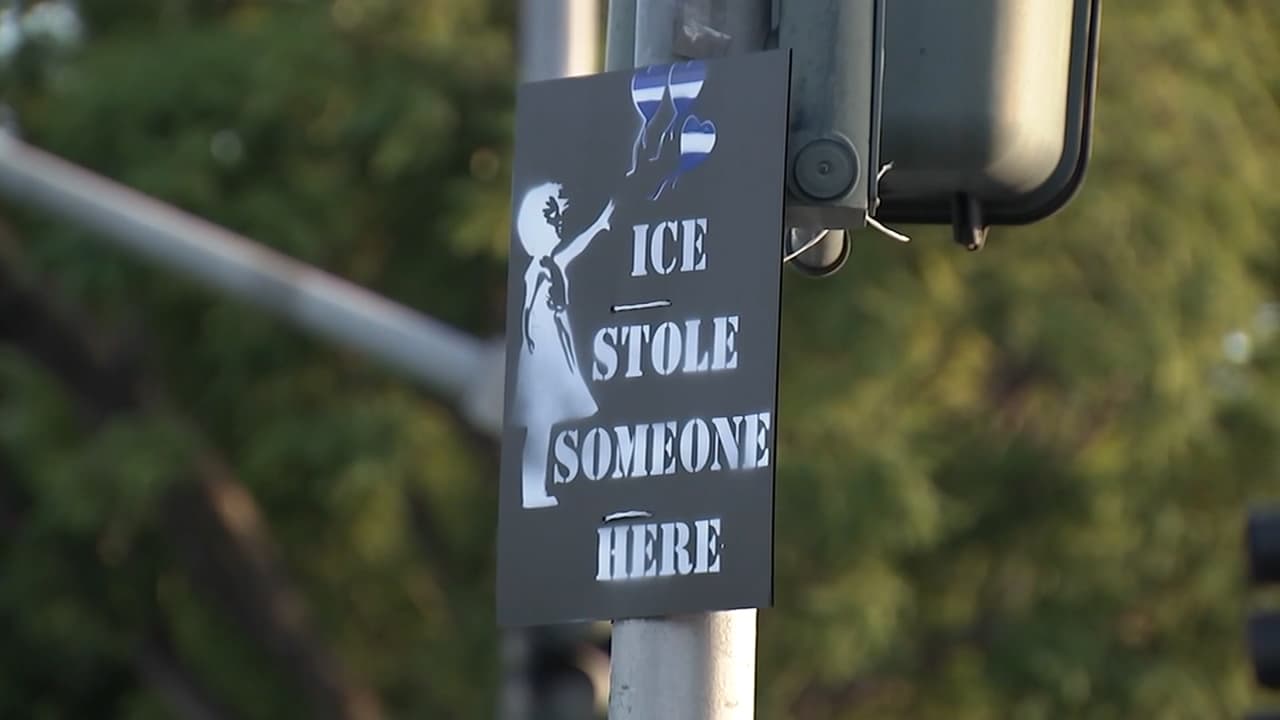 “ICE se llevó a alguien de aquí”: con estos carteles alertan sobre las redadas en California