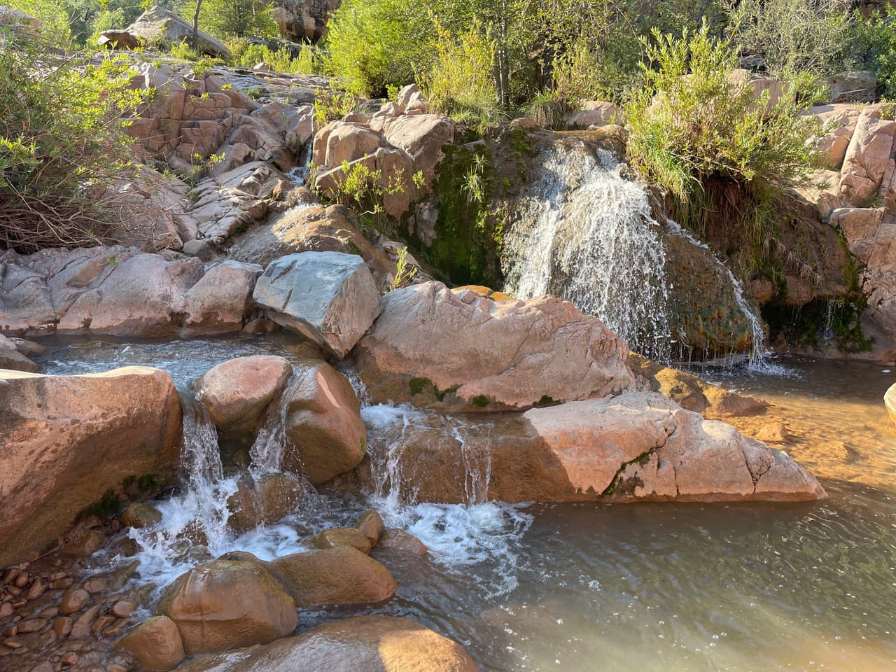 Para ingresar se pide un pago de $10 y hay espacios para hacer picnic.
