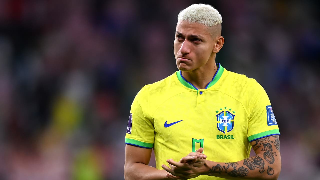 Con lágrimas, Richarlison ofrece disculpas a aficionados brasileños antes de dejar Catar