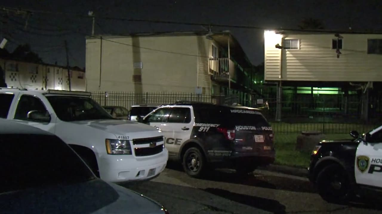 La víctima fue descrita por las autoridades como un hombre afroamericano, de aproximadamente 36 años.