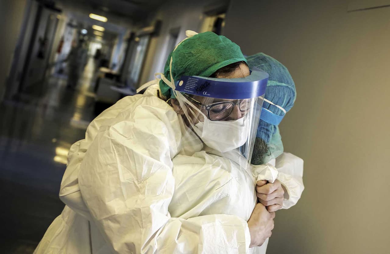 “El miedo al contagio también es fuerte para nosotros los profesionales de la salud. Un abrazo liberador entre colegas después del resultado negativo de una prueba del 
<a href="https://www.univision.com/temas/coronavirus">coronavirus</a>” , escribió junto a esta fotografía publicada en Instagram el enfermero y fotógrafo Paolo Miranda. Junto a sus colegas asiste a los enfermos de covid-19 en la ciudad de Cremona, en una de las regiones más afectadas por la pandemia en el norte de Italia. 
<a href="https://www.univision.com/noticias/salud/mapa-actualizado-del-coronavirus-covid-19-cifras-de-casos-confirmados-y-fallecidos-en-eeuu-america-latina-y-el-resto-de-los-paises-del-mundo"><b>Vea aquí el mapa actualizado del coronavirus: cifras de casos confirmados y fallecidos</b></a>